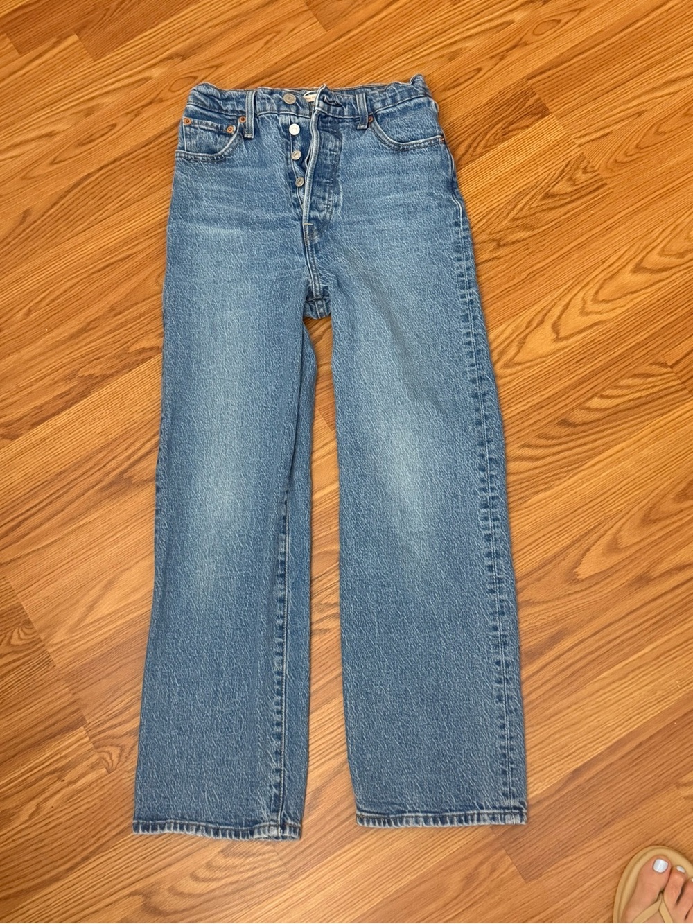 Levi's Straight Leg Women's Jeans in Light Blue Wash